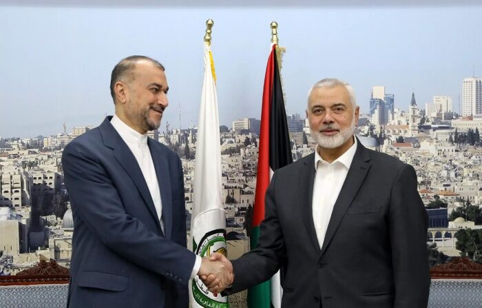 Uma foto fornecida pelo Ministério das Relações Exteriores do Irã mostra o ministro das Relações Exteriores do Irã, Hossein Amir-Abdoulahian (esq.), reunido com o líder do Hamas, Ismail Haniyeh, em Doha, Catar, em 13 de fevereiro de 2024, Catar (EFE/EPA)