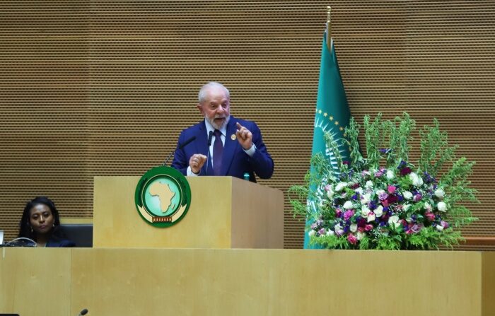 O presidente do Brasil, Luiz Inácio Lula da Silva, discursa para os chefes de Estado africanos durante a 37ª Sessão Ordinária da Assembleia dos Chefes de Estado em Adis Abeba, Etiópia, em 17 de fevereiro de 2024 (EFE/EPA/MINASSE WONDU HAILU)