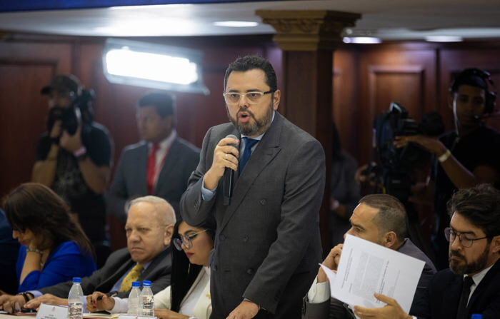 O presidente do partido Alianza Lápiz, Antonio Ecarri, participa de uma reunião entre a Assembleia Nacional e representantes de partidos políticos hoje, em Caracas (EFE/Rayner Peña R.)
