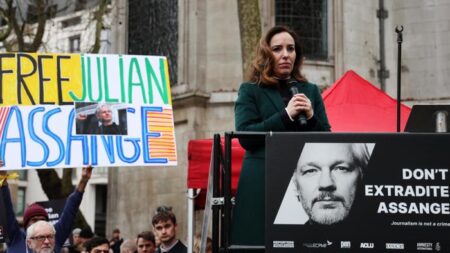 Esposa de Assange critica possibilidade de extradição do marido aos EUA: “Inimaginável”
