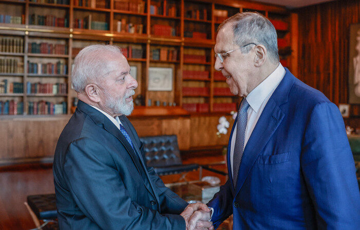 Foto fornecida pela Presidência do Brasil do presidente do Brasil, Luiz Inácio Lula da Silva, cumprimentando o ministro das Relações Exteriores da Rússia, Sergey Lavrov, no Palácio da Alvorada, em Brasília, na quinta-feira (EFE/Ricardo Stuckert).