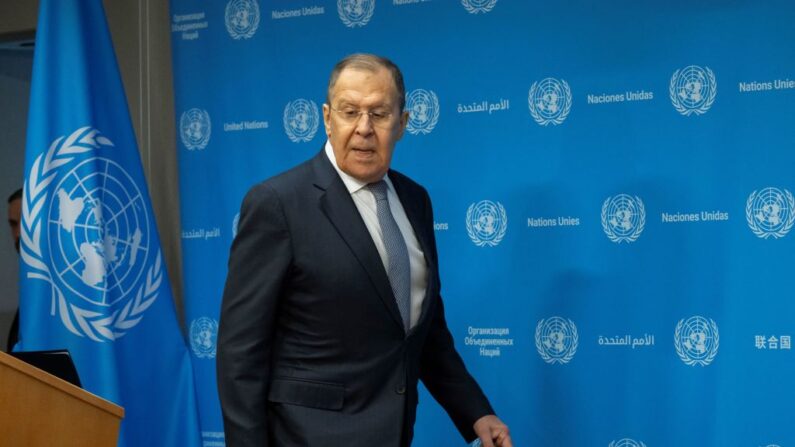 O ministro das Relações Exteriores da Rússia, Sergei Lavrov, sai após uma coletiva de imprensa na sede da ONU em Nova Iorque, em 24 de janeiro de 2024 (Foto: ANGELA WEISS/AFP via Getty Images)