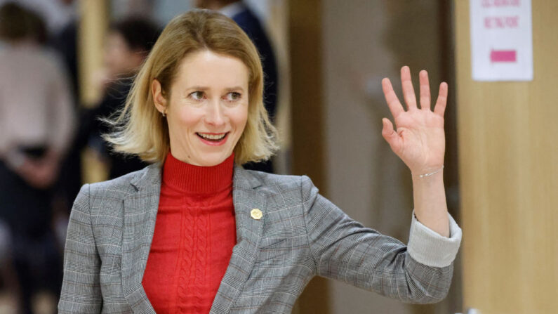 A primeira-ministra da Estônia, Kaja Kallas, gesticula ao chegar antes do início de uma reunião do Conselho Europeu na sede europeia em Bruxelas, em 1º de fevereiro de 2024 (Foto: LUDOVIC MARIN/AFP via Getty Images)