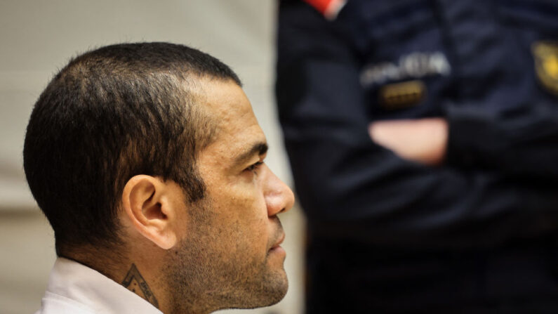 O jogador de futebol brasileiro Dani Alves observa o início de seu julgamento no Tribunal Superior de Justiça da Catalunha, em Barcelona, em 5 de fevereiro de 2024 (Foto: JORDI BORRAS/POOL/AFP via Getty Images)
