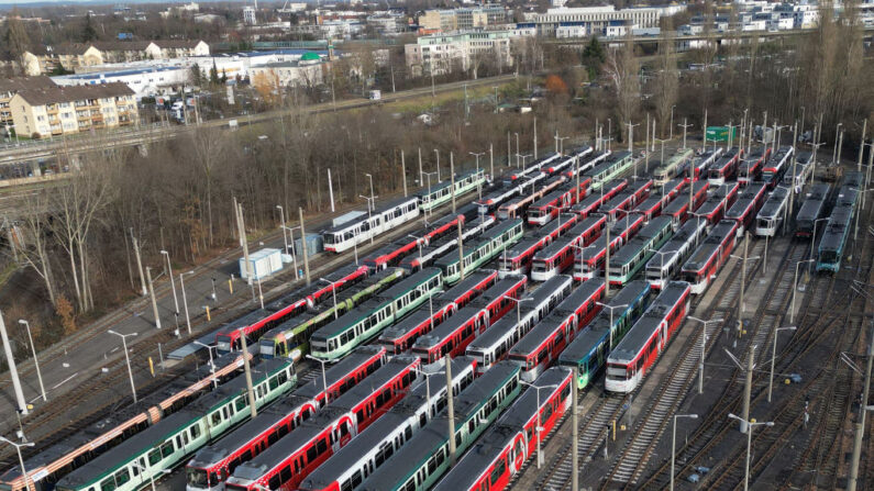 Nesta vista aérea, os bondes estão parados em um depósito da autoridade de transporte SWB durante uma greve de um dia em 02 de fevereiro de 2024 em Bonn, Alemanha. Os trabalhadores do transporte público estão em greve hoje na maior parte da Alemanha por causa de reivindicações de melhores condições de trabalho e mais salários, paralisando o serviço de ônibus, bondes e metrô na maioria das cidades. (Foto de Andreas Rentz/Getty Images)