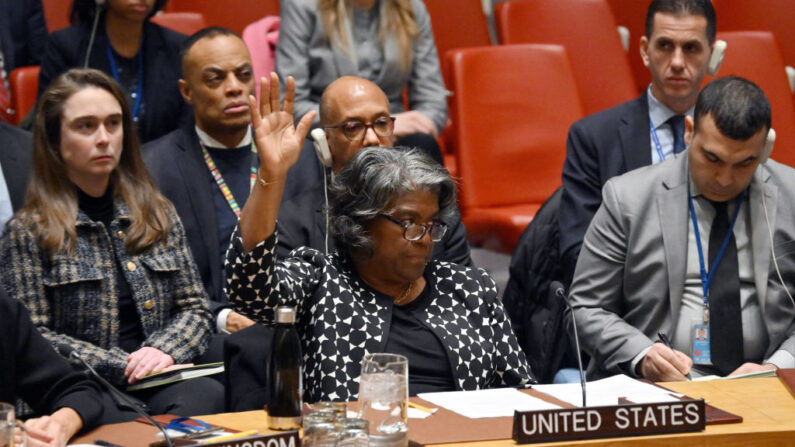 Linda Thomas-Greenfield, embaixadora dos EUA na ONU, veta durante uma reunião do Conselho de Segurança da ONU sobre a guerra entre Israel e Hamas, na sede da ONU em Nova Iorque, em 20 de fevereiro de 2024 (Foto: ANGELA WEISS/AFP via Getty Images)