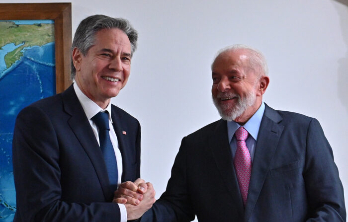 O presidente do Brasil, Luiz Inácio Lula da Silva, recebe nesta quarta-feira o secretário de Estado dos EUA, Antony Blinken, que chegou ao país para participar de uma reunião de ministros das Relações Exteriores do G20 no Palácio do Planalto, em Brasília (EFE/ Andre Borges).