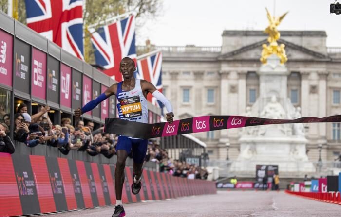 Foto de arquivo de Kelvin Kiptum, atleta queniano que morreu em 11 de fevereiro de 2024, aos 24 anos, em um acidente de trânsito em seu país. (EFE/EPA/Tolga Akmen)