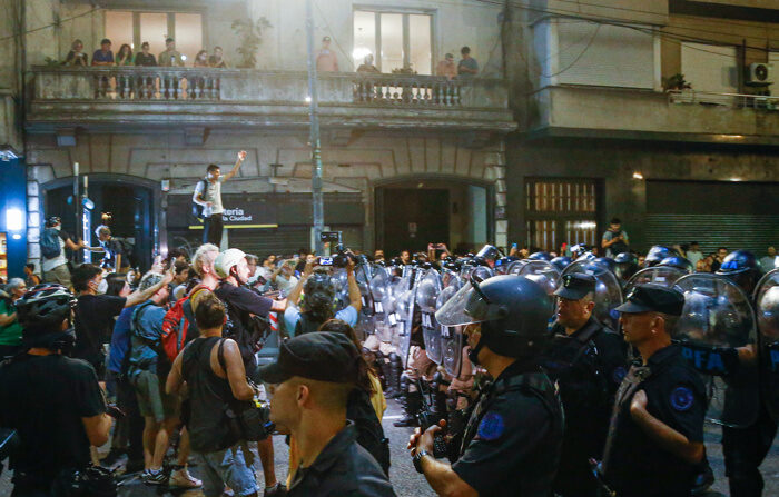 Manifestantes protestam contra o projeto de lei "omnibus" em frente ao Congresso Nacional em Buenos Aires (EFE/ Luciano González).