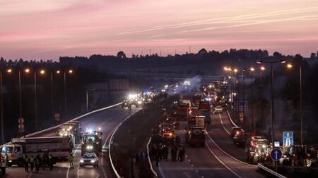 Agricultores portugueses bloqueiam estradas em protesto contra cortes de auxílios