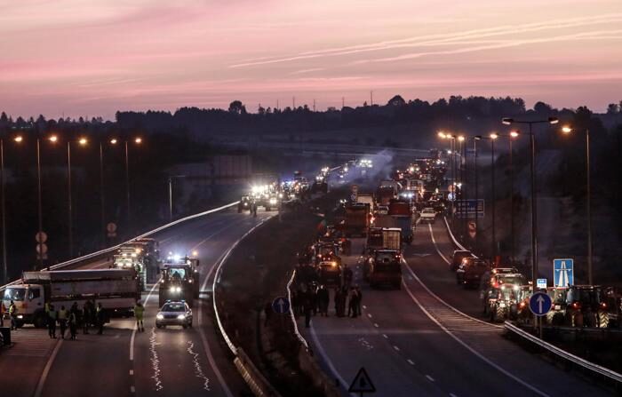 Agricultores cortam a autoestrada A25 durante uma manifestação exigindo condições justas e a valorização da atividade entre o entroncamento de Leomil e Vilar Formoso, na Guarda, Portugal, 01 de fevereiro de 2024. (EFE/EPA/Miguel Pereira da Silva)