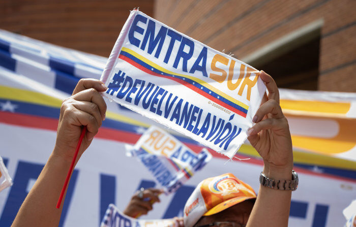 Trabalhadores da companhia aérea venezuelana Conviasa fazem manifestação para exigir a devolução do avião venezuelano-iraniano retido na Argentina, em foto de arquivo. (EFE/ Ronald Peña)