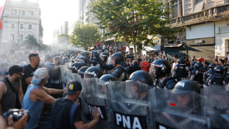 Protesto no Congresso argentino é marcado por confronto entre manifestantes de esquerda e policiais