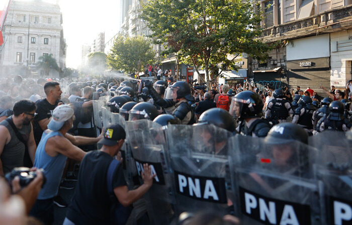 Manifestantes entram em confronto com a polícia durante um protesto contra o projeto de lei "omnibus" em frente ao Congresso em Buenos Aires hoje (EFE/Juan Ignacio Roncoroni)