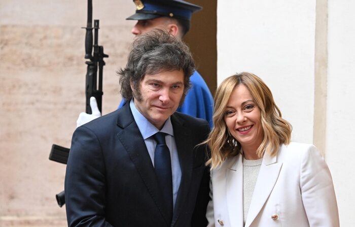  A primeira-ministra italiana Giorgia Meloni recebe o presidente argentino Javier Milei no Palazzo Chigi em Roma, Itália, em 12 de fevereiro de 2024. Itália, Roma (EFE/EPA/CLAUDIO PERI)