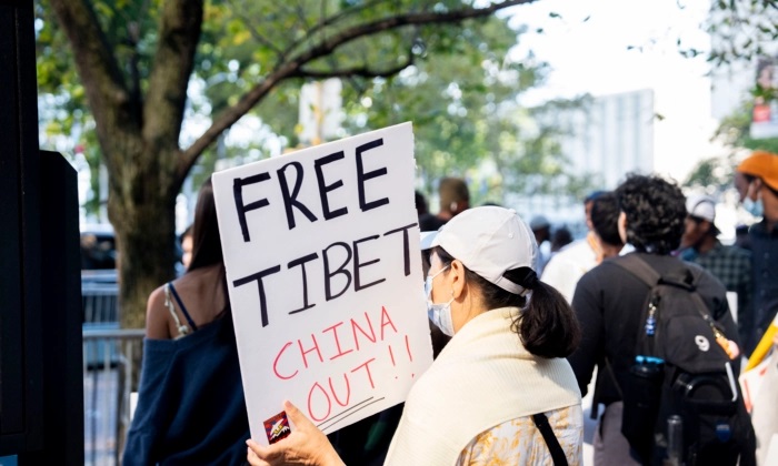 Tibetanos protestam próximo à sede da ONU na cidade de Nova York em 20 de setembro de 2023. (Chung I Ho/The Epoch Times)

