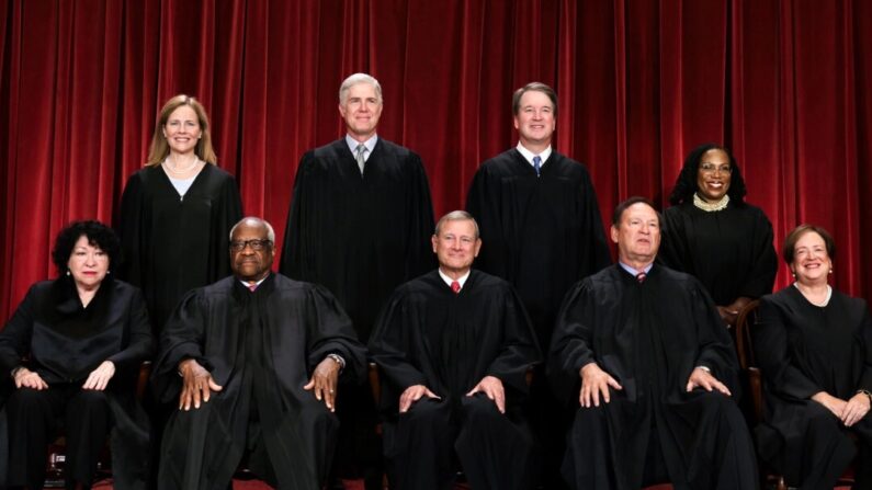 Os juízes da Suprema Corte dos EUA posam para seu retrato oficial na Suprema Corte em Washington em 7 de outubro de 2022. (Alex Wong/Getty Images)