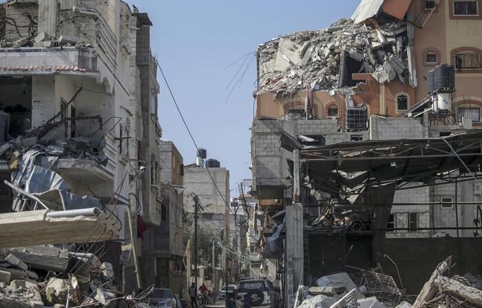 Casas destruídas no campo de refugiados de Al Nuseirat, no centro da Faixa de Gaza, em uma foto tirada em 28 de fevereiro de 2024 (EFE/EPA/MOHAMMED SABER)