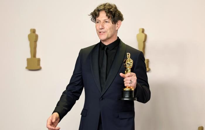 Foto de arquivo do diretor Jonathan Glazer com o Oscar de Melhor Filme Internacional por A Zona de Interesse (EFE/Allison Dinner)