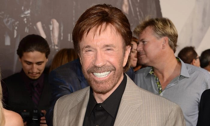 O ator Chuck Norris chega à estreia de “Os Mercenários 2” da Lionsgate Films em Hollywood, Califórnia, em 15 de agosto de 2012 (Jason Merritt / Getty Images)
