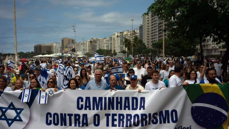 Pessoas participam de uma manifestação em apoio ao povo de Israel na praia de Copacabana, no Rio de Janeiro, Brasil, em 15 de outubro de 2023 (Foto: TERCIO TEIXEIRA/AFP via Getty Images)