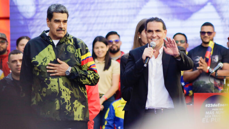 (Esq.-Dir.) O ditador da Venezuela, Nicolas Maduro, gesticula enquanto o presidente do Centro Internacional de Investimentos Produtivos da Venezuela, Alex Saab, fala durante uma marcha pelo 65º aniversário da derrubada do ditador Marcos Perez Jimenez, em 23 de janeiro de 2024, em Caracas, Venezuela (Foto de Javier Campos/Getty Images)