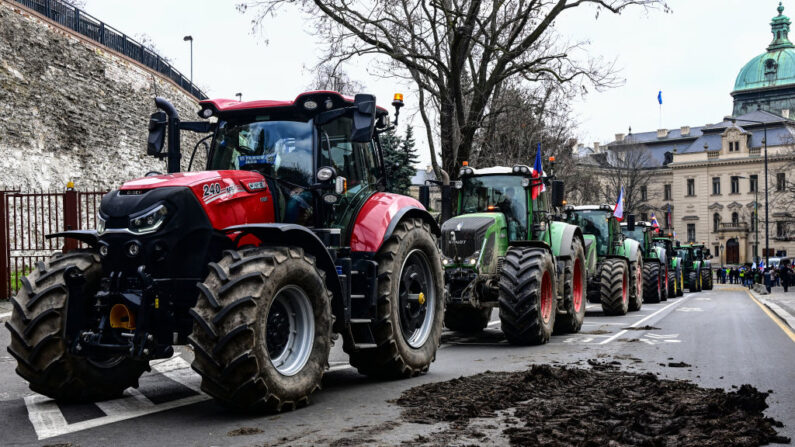 Agricultores dirigem seus tratores do lado de fora do complexo de prédios do governo tcheco durante um protesto em Praga, na República Tcheca, em 7 de março de 2024, enquanto se manifestam contra a política do governo tcheco e também contra o "Acordo Verde" da União Europeia, um conjunto de leis para ajudar o bloco a cumprir suas metas climáticas, que se torna politicamente tóxico sob o fogo dos agricultores de toda a Europa (Foto de MICHAL CIZEK/AFP via Getty Images)

Traduzido com a versão gratuita do tradutor - DeepL.com