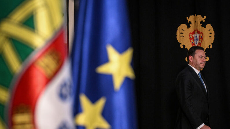 O líder da Aliança Democrática (AD), Luis Montenegro, sai depois de responder às perguntas dos jornalistas após uma reunião com o presidente português no Palácio de Belém, em Lisboa, em 18 de março de 2024 (Foto: PATRICIA DE MELO MOREIRA/AFP via Getty Images)