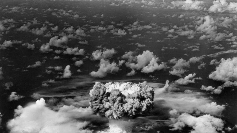 25 de julho de 1946:  Vista aérea de uma nuvem em forma de cogumelo saindo do teste subaquático da bomba atômica 'Baker'. Imagem tirada de um avião da AAF (Foto: Hulton Archive/Getty Images)