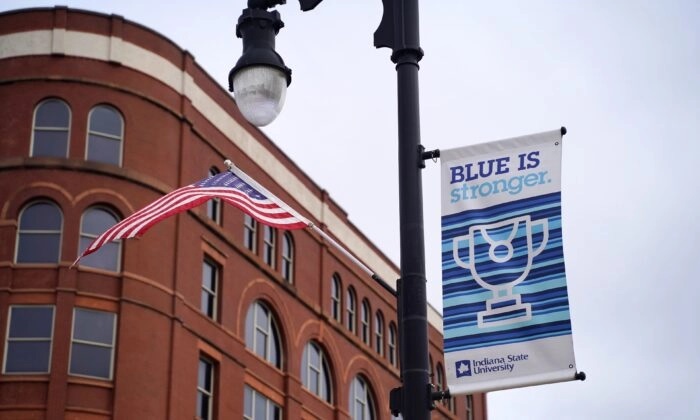 Uma faixa da Indiana State University pendurada em um poste de luz na Avenida Wabash, no centro de Terre Haute, Indiana, em 20 de outubro de 2020. (Cara Ding/The Epoch Times)
