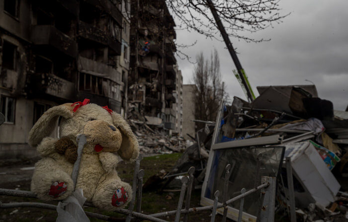 Imagem de arquivo de um brinquedo em frente a um prédio bombardeado pela Rússia em Borodianka, Ucrânia (EFE/Miguel Gutiérrez)