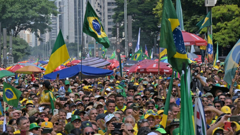 Apoiadores do ex-presidente brasileiro Jair Bolsonaro (2019-2022) participam de uma manifestação em São Paulo, Brasil, em 25 de fevereiro de 2024, para rejeitar as alegações de que ele planejou um golpe com aliados para permanecer no poder após sua derrota na reeleição em 2022 (Nelson Almeida/AFP via Getty Images)
