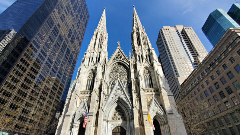 Uma vista da Catedral de São Patrício em 14 de abril de 2020 na cidade de Nova Iorque (Cindy Ord/Imagens Getty)
