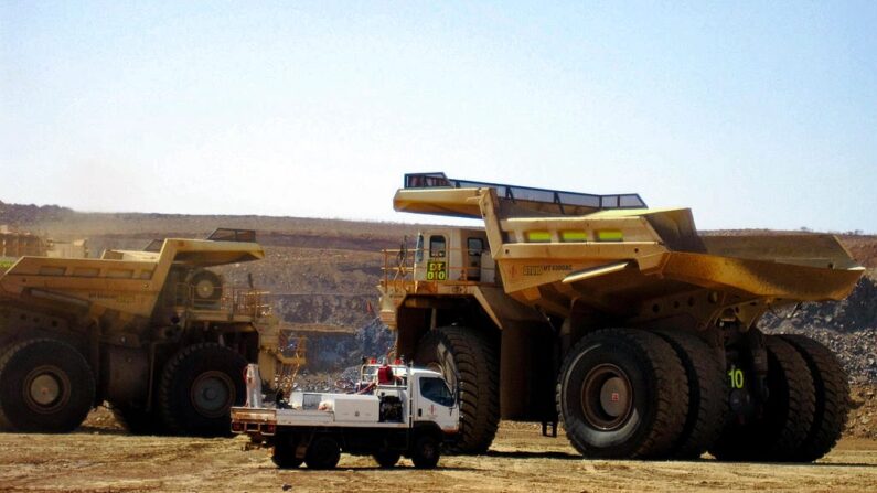 Os maiores caminhões basculantes do mundo transportando terra no projeto de minério de magnetita Sino Iron da Citic Pacific Mining na região de Pilbara, na Austrália Ocidental, em 5 de março de 2010. (Amy Coopes/AFP via Getty Images)