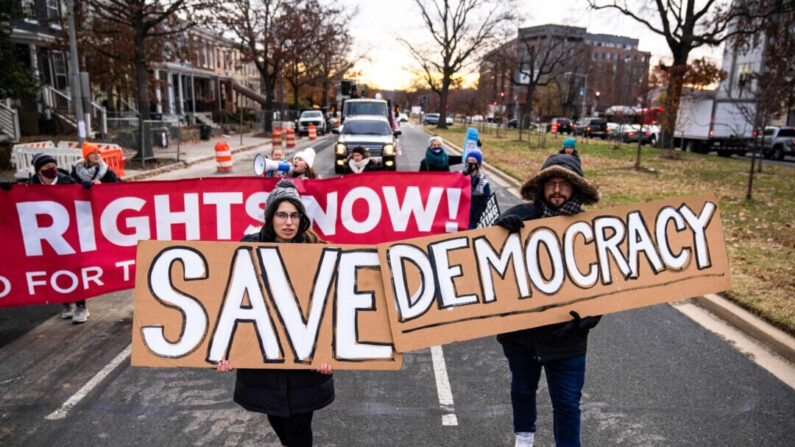 Ativistas se manifestam pelo direito de voto e pela criação de um Estado em DC enquanto bloqueiam o tráfego na Pennsylvania Avenue SE, em Washington, em 7 de dezembro de 2021 (Drew Angerer/Getty Images)
