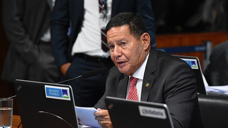 O relator, Hamilton Mourão, foi favorável à proposta do senador (Cleitinho
Roque de Sá/Agência Senado)