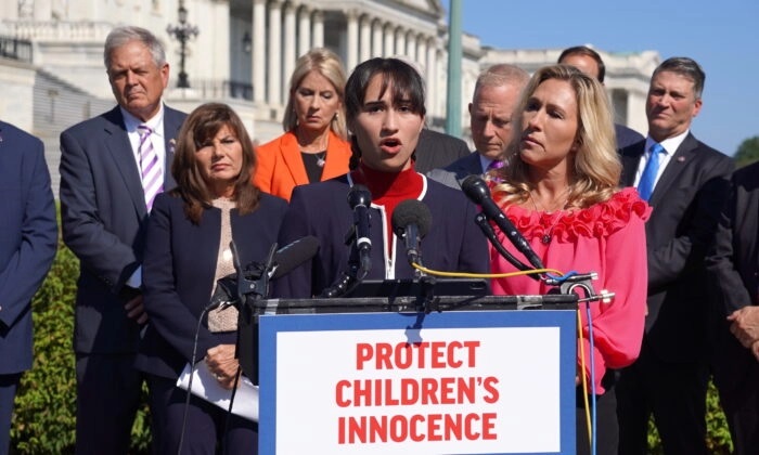 Chloe Cole, uma ex-adolescente transgênero, fala em apoio ao Ato de Proteção à Inocência das Crianças enquanto a representante Marjorie Taylor Greene (R-Ga.) observa do lado de fora do Capitólio dos Estados Unidos em Washington, em 20 de setembro de 2022. (Terri Wu/The Epoch Times)