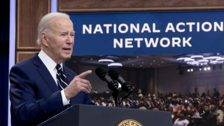 Biden pede a defesa da democracia em discurso no penhasco da Normandia na França