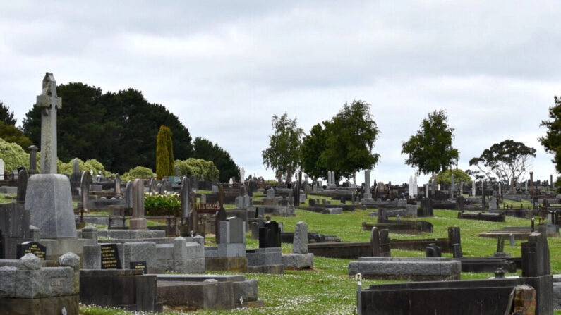 Túmulos podem ser vistos nos cemitérios gerais de Korumburra, em Korumburra, Austrália, em 3 de novembro de 2023. (Mell Chun/AFP via Getty Images)
