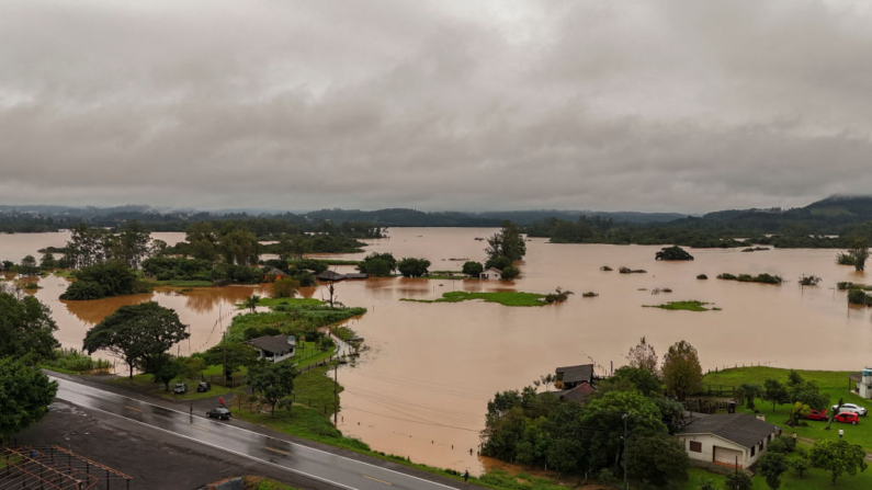 Vista aérea mostra uma área inundada de Capela de Santana, no estado do Rio Grande do Sul, Brasil, em 2 de maio de 2024 (Foto de CARLOS FABAL/AFP via Getty Images)