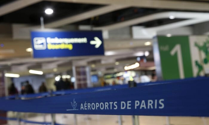 O saguão do aeroporto Roissy-Charles De Gaulle em Roissy-en-France, perto de Paris, em 19 de maio de 2016. (Thomas Samson/AFP/Getty Images)
