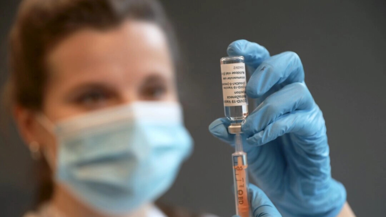 A farmacêutica Ellie Morton prepara-se para administrar a vacina Oxford AstraZeneca contra a COVID-19 no centro de vacinação comunitária no campus Penrhyn Road da Universidade de Kingston, em Londres, em 12 de março de 2021 (Chris Jackson/Getty Images)
