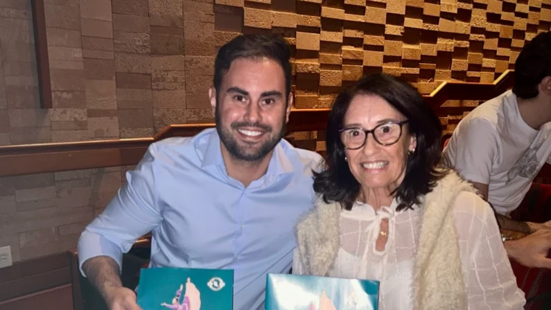 Célia Leão e seu sobrinho, Lucas, na apresentação do Shen Yun Performing Arts no Teatro Bradesco em 5 de maio de 2024. (Marcos Schotgues/The Epoch Times)