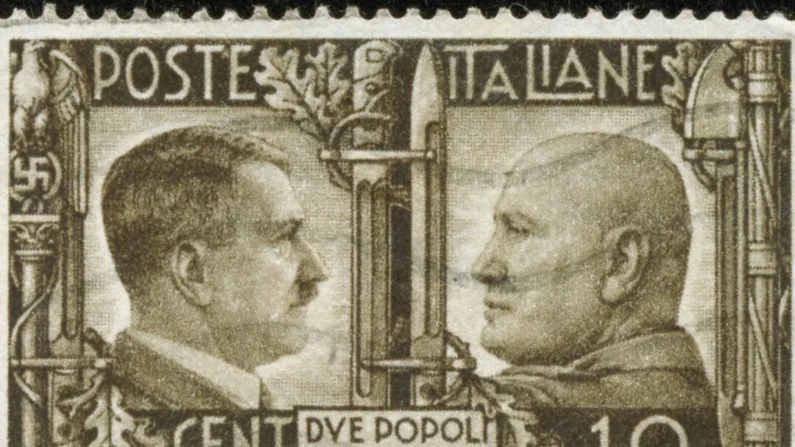 Um selo impresso pelo fascista Italy Post mostra um retrato de Adolf Hitler e Benito Mussolini. É intitulado "Due popoli una guerra" (Duas nações, uma guerra), por volta de 1941. (withGod/Shutterstock)