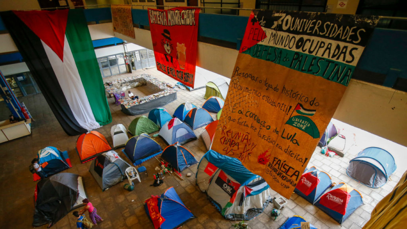 Estudantes acampam na área dos cursos de História e Geografia da Faculdade de Filosofia, Letras e Ciências Humanas (FFLCH), da Universidade de São Paulo (USP) (Foto de MIGUEL SCHINCARIOL/AFP via Getty Images)