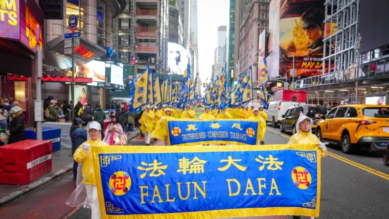 Praticantes do Falun Gong participam de um desfile para celebrar o Dia Mundial do Falun Dafa enquanto pedem o fim da perseguição na China, na cidade de Nova York, em 10 de maio de 2024. (Samira Bouaou/The Epoch Times)

