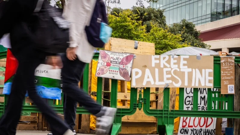 Estudantes da Universidade da Califórnia-Irvine protestam contra o conflito Israel-Hamas em Irvine, Califórnia, em 2 de maio de 2024 (John Fredricks/The Epoch Times)

