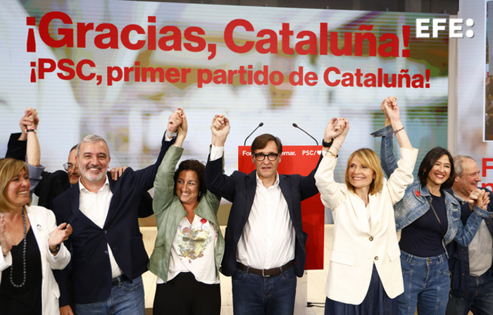 O candidato do PSC à presidência da Generalitat, Salvador Illa (c), aparece diante da mídia para avaliar os resultados da eleição (EFE/Quique García).