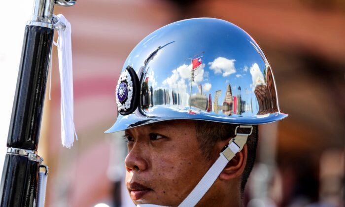 Uma bandeira de Taiwan é refletida no capacete de um dos Guardas de Honra do Ministério da Defesa Nacional durante a celebração do Dia Nacional em Taipei, Taiwan, em 10 de outubro de 2021. (I-Hwa Cheng/Bloomberg via Getty Images)

