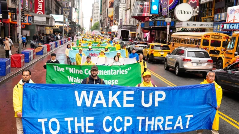 Praticantes do Falun Gong participam de um desfile para celebrar o Dia Mundial do Falun Dafa enquanto pedem o fim da perseguição na China, na cidade de Nova Iorque, em 10 de maio de 2024 (Larry Dye/The Epoch Times)
